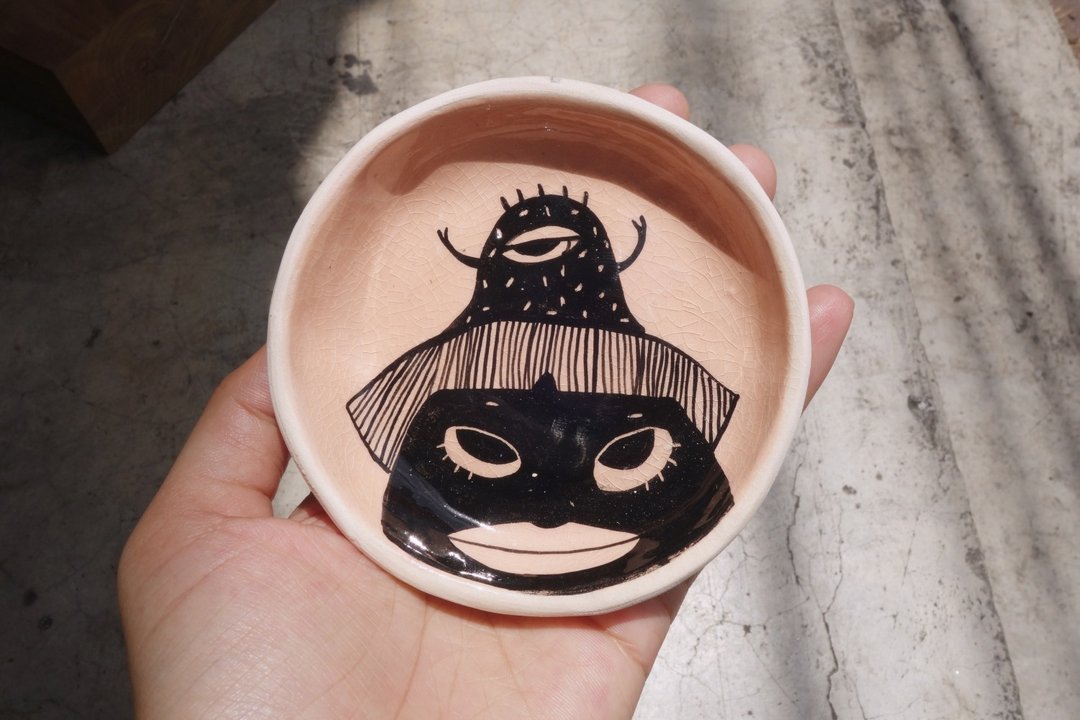 Ceramic  small plate pink colour paint girl and monster :) - 花瓶/陶器 - 陶 粉红色