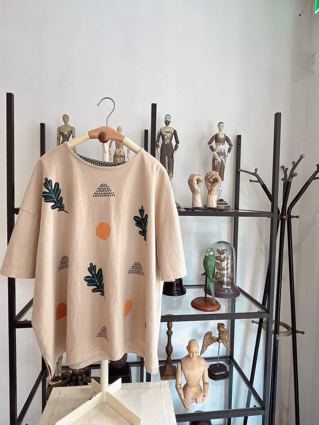 Cognoscenti 杏色 圆领厚磅棉质T-shirt 短版上衣/手工/绢印/叶子 - 女装上衣 - 棉 卡其色