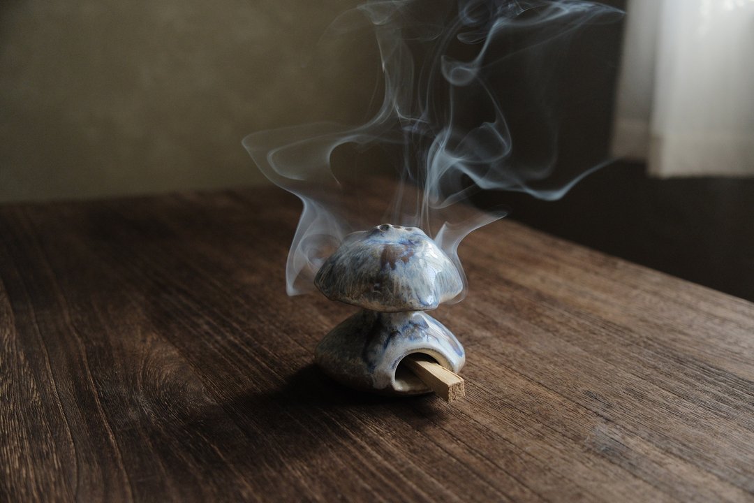 白层・琉璃海・偶尔夏季日落前的暮・水母菇 - 蜡烛/烛台 - 陶 白色