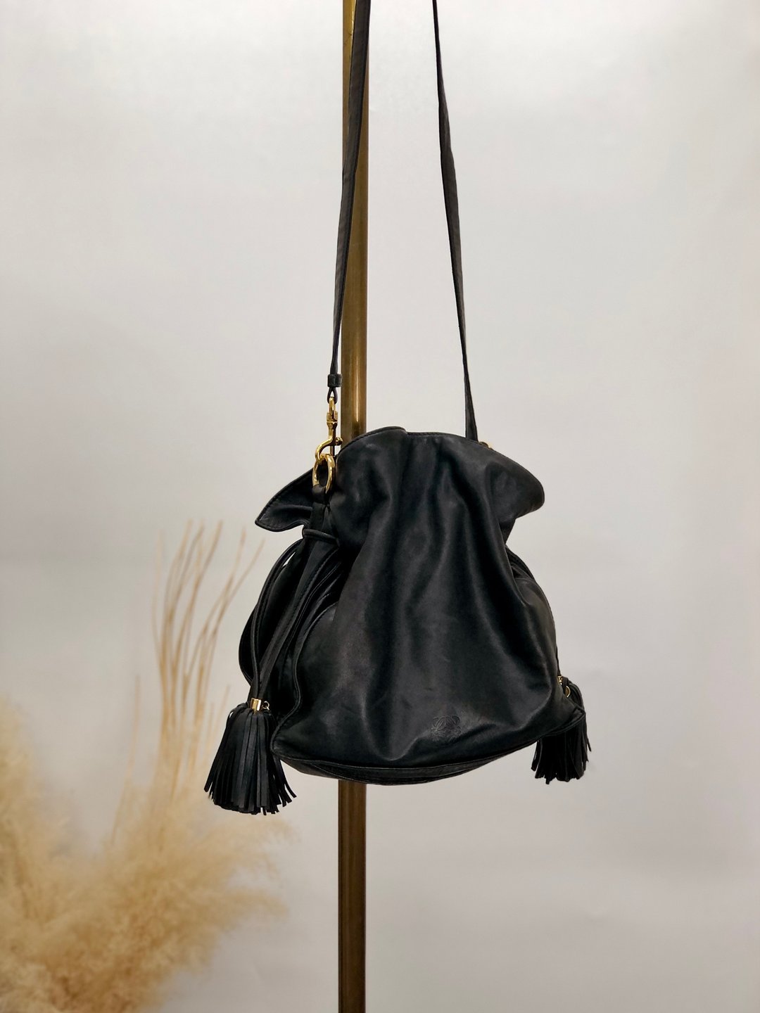 【 日本直送 名牌中古包 】LOEWE 罗威 侧背包 黑色 Anagram 皮革 束口 流苏 vintage 古董 t47mw4 - 侧背包/斜挎包 - 真皮 黑色