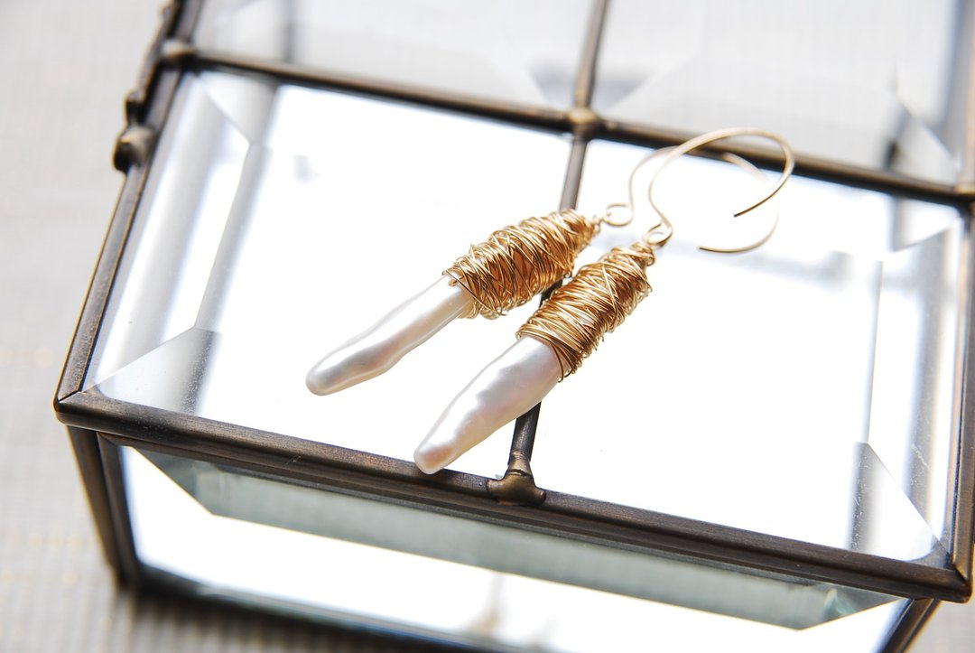 Stick pearl round winding pierced earrings (14 kgf) - 耳环/耳夹 - 宝石 白色