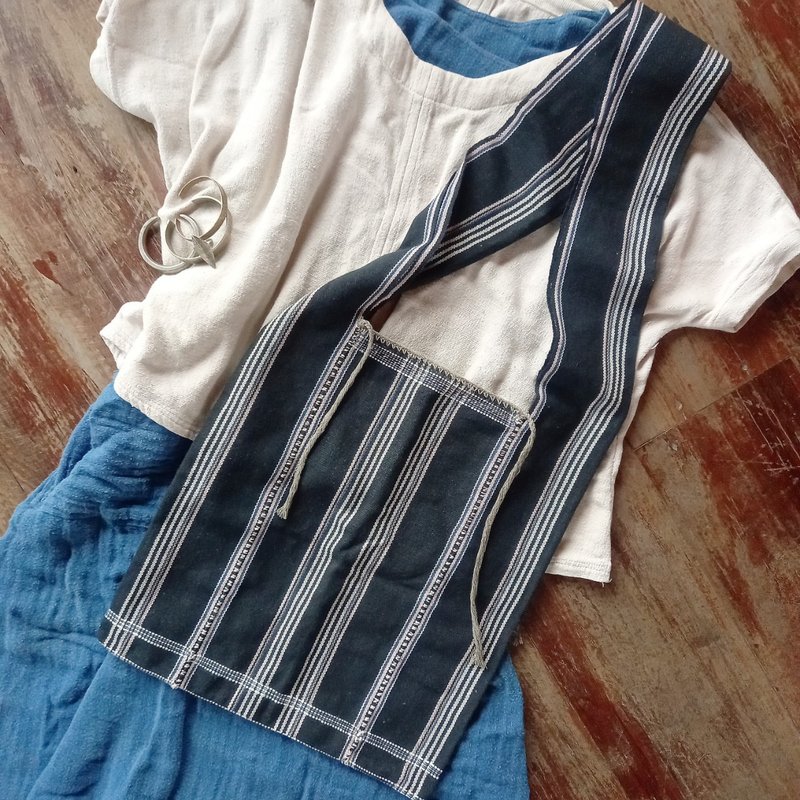 Karen hand-woven shoulder bag / dark gray (white stripes) / plant dyed cotton, hand-sewn / one-of-a-kind one of a kind / tie / fair trade - 侧背包/斜挎包 - 棉．麻 灰色