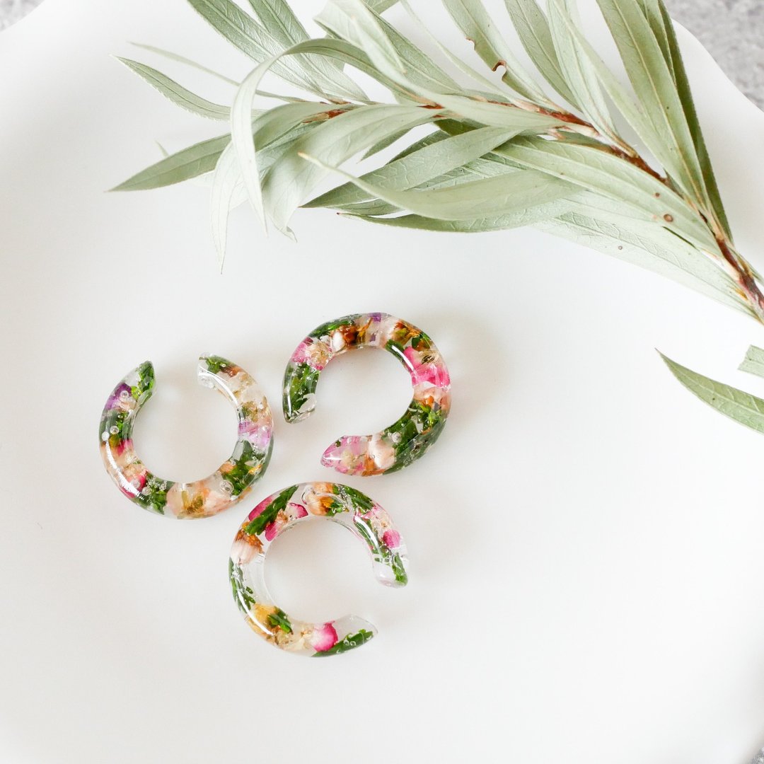 mini size/ear cuff/green and alyssum mix - 耳环/耳夹 - 树脂 绿色