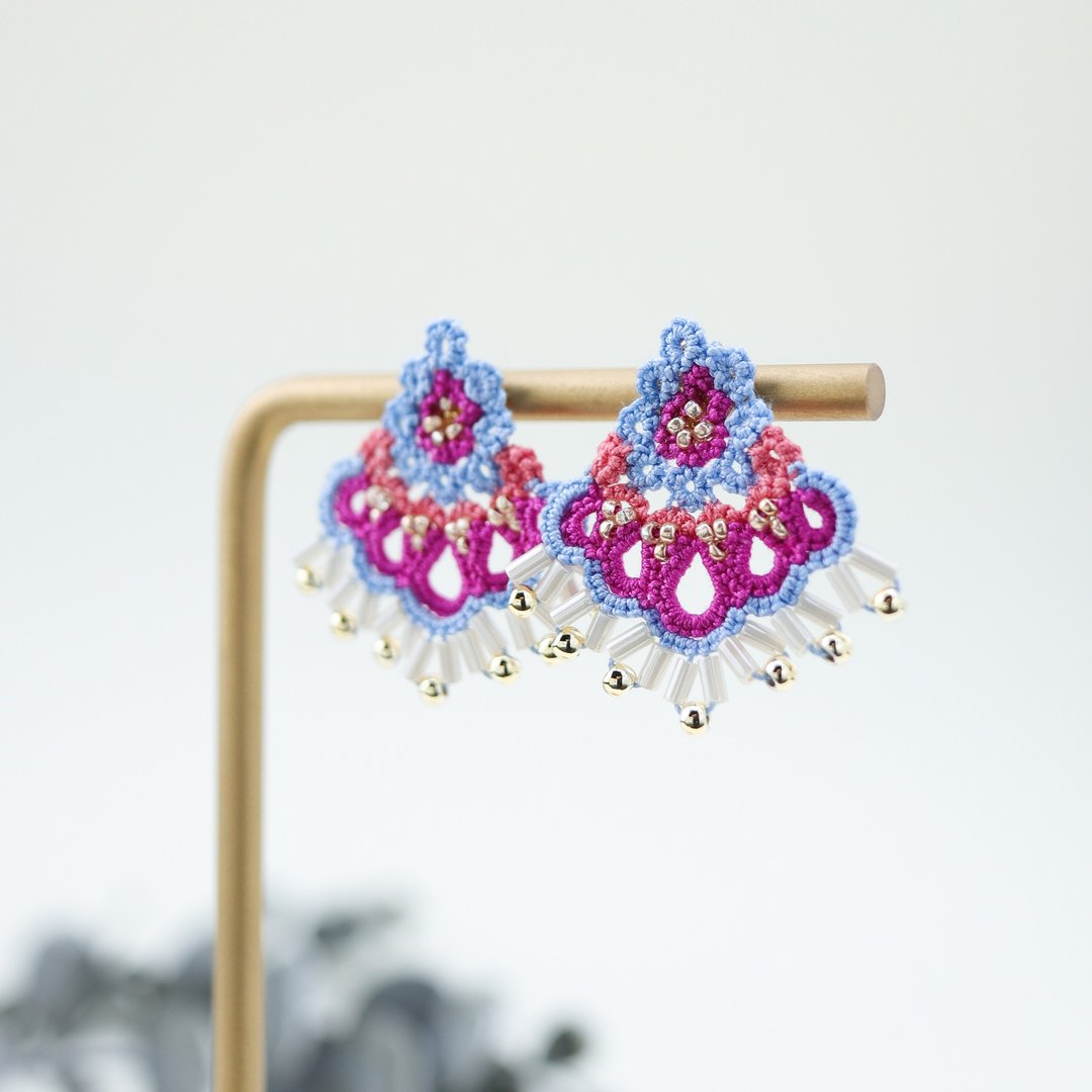 Tatting lace and bead earrings/ice blue x magenta/21-187 - 耳环/耳夹 - 棉 蓝色