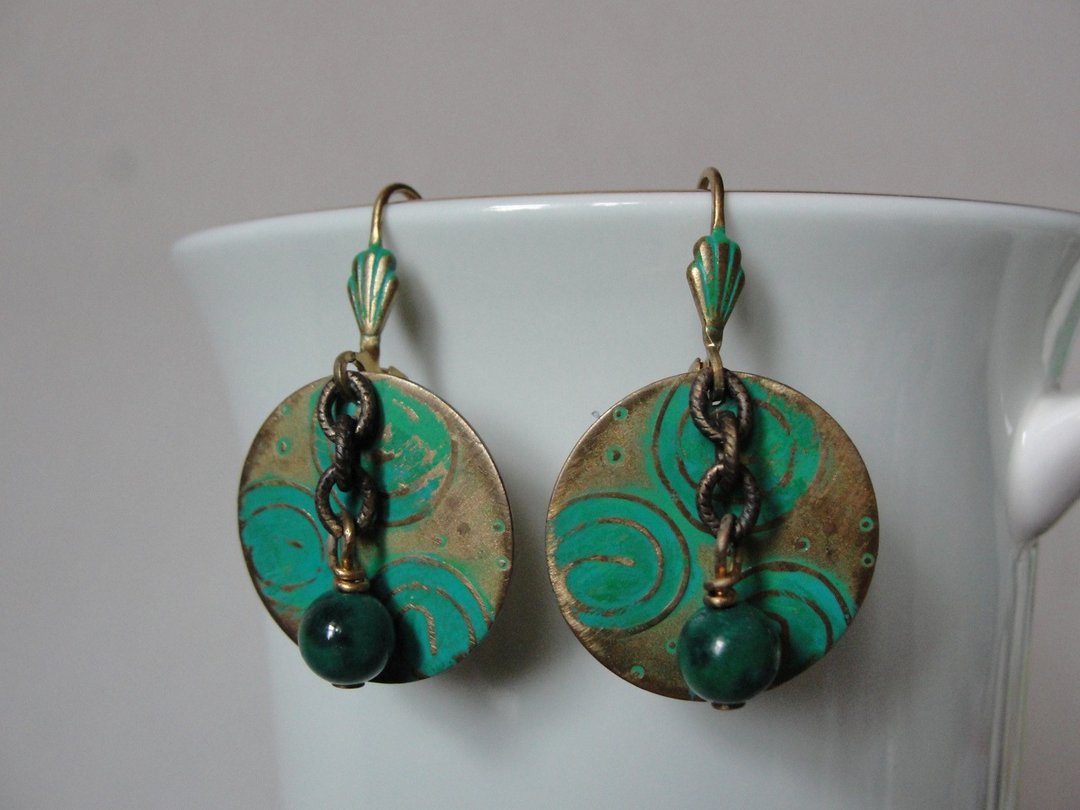 Boho Vintaj solid and natural brass Chrysocolla Textured patinated earrings with - 耳环/耳夹 - 铜/黄铜 绿色
