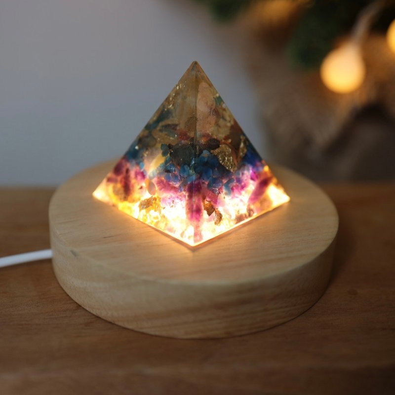 【定制化礼物】黄水晶疗愈金箔智慧奥刚金字塔小夜灯Orgonite紫水 - 灯具/灯饰 - 水晶 蓝色