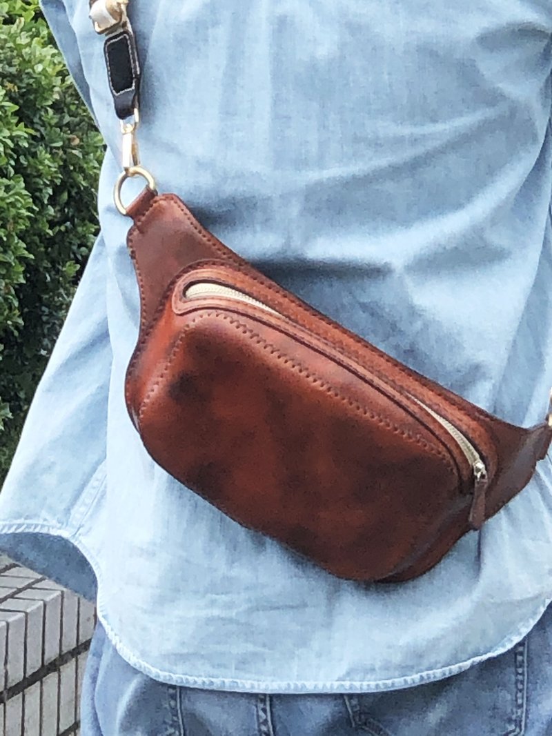 植鞣复古牛皮侧胸背小包 真皮全手缝  胸背包 手工挑染 - 侧背包/斜挎包 - 真皮 咖啡色