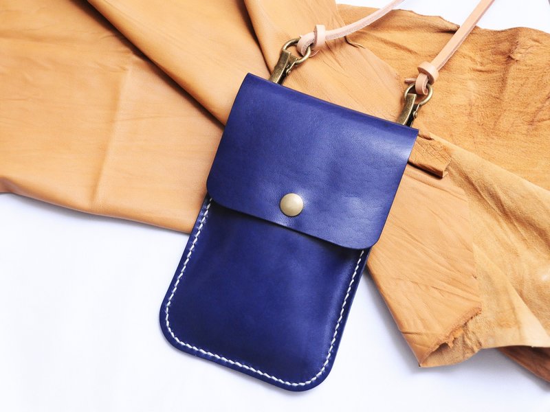【肩背皮包—深蓝CIELO】好好缝 皮革材料包 免费压字 手工包 电话袋 肩背包 简约实用 意大利皮 植鞣革 皮革DIY 皮袋 侧背包 斜背袋 斜背包 - 侧背包/斜挎包 - 真皮 蓝色