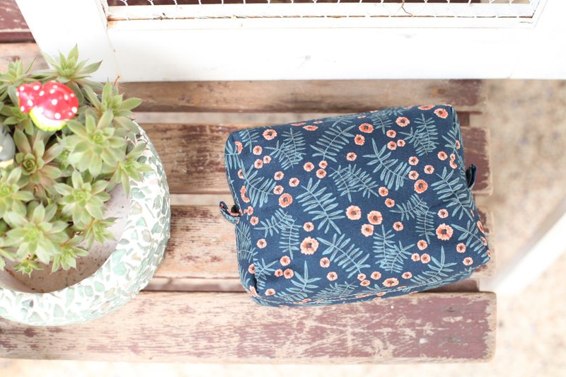 【好日手作】徜徉花草世界 万用包/化妆包/小物包/杂物包/收纳包 - 化妆包/杂物包 - 棉．麻 蓝色