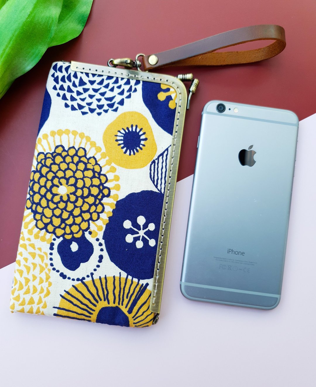 Metal frame phone wallet with removable leather handle  - Chrysanthemum - 其他 - 棉 