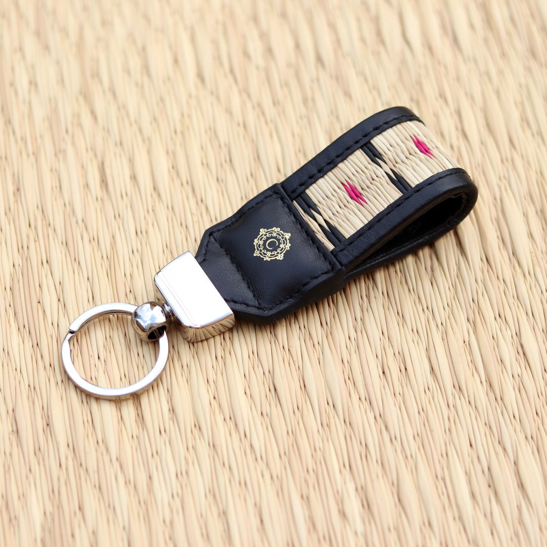 Leather Key Fob in Black Decorated with Woven Straw /Chaksan - 吊饰 - 真皮 黑色