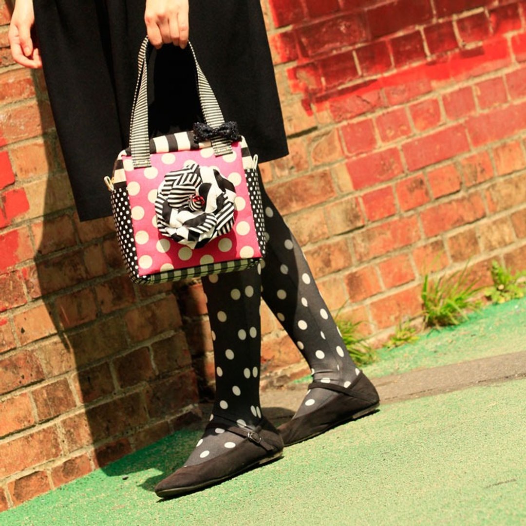 cube handbag Femme Fatale with black&white corsage Pink dots borders - 侧背包/斜挎包 - 棉 粉红色