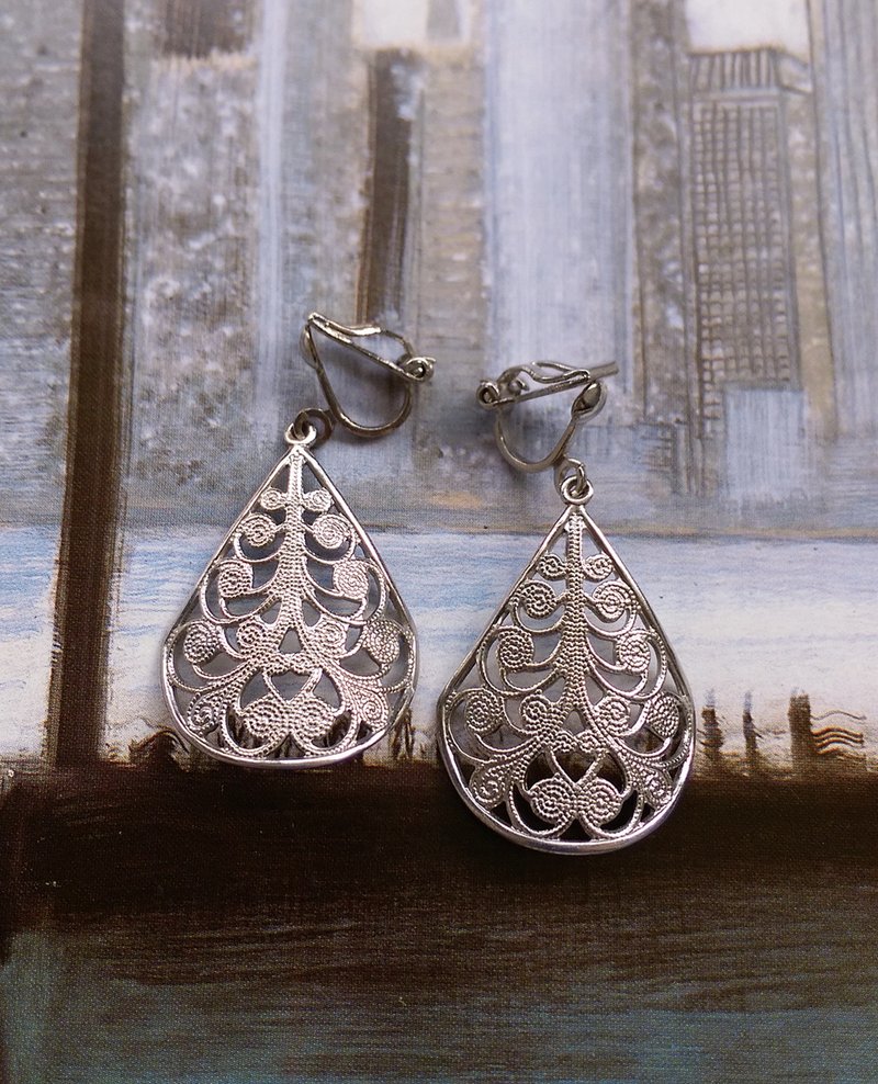 细致弯扇掐丝银夹式耳环。西洋古董饰品 - 耳环/耳夹 - 其他金属 银色