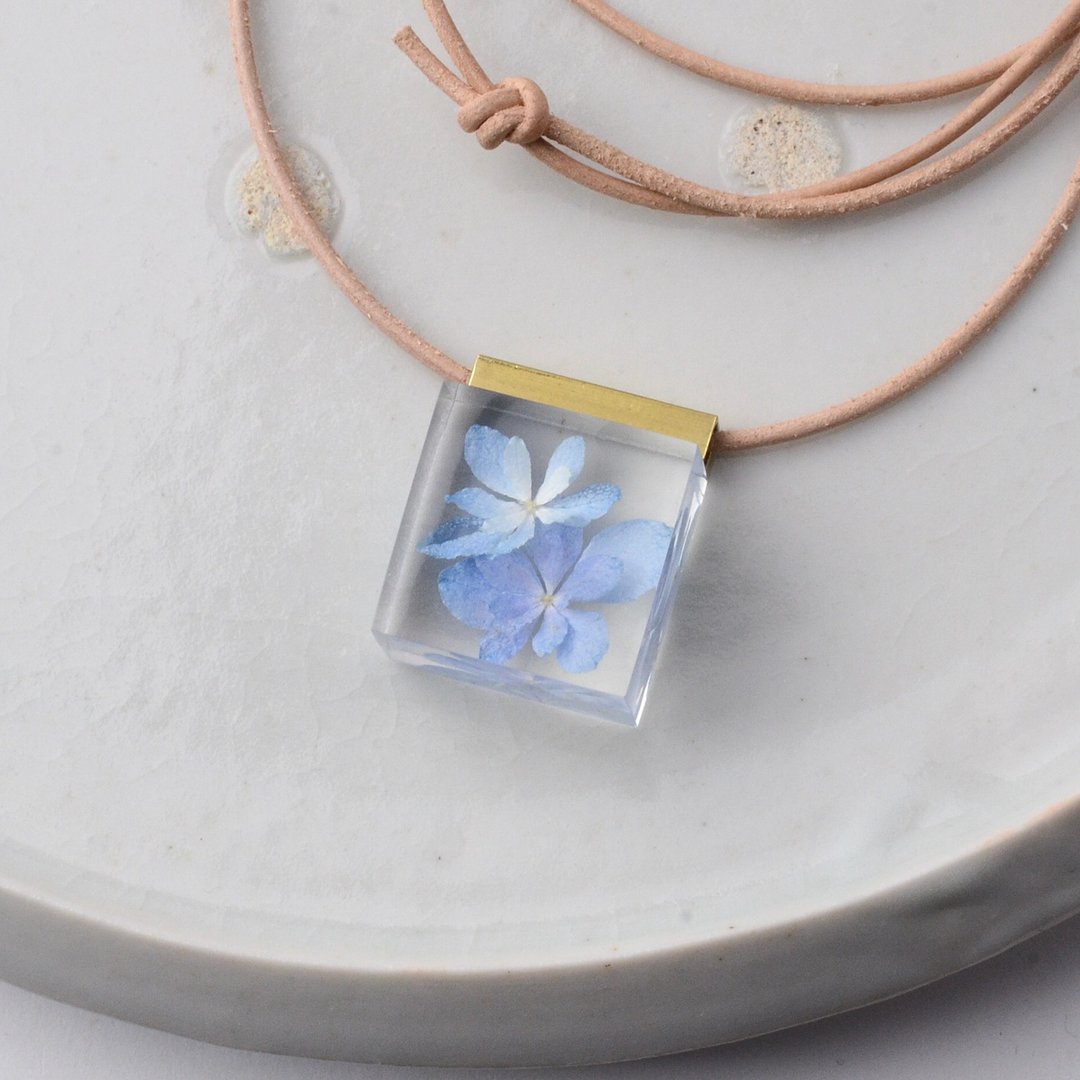 Hydrangea / Hydrangea Necklace Leather Star Fireworks / Resin / Cow Leather / Japanese Design - 项链 - 真皮 蓝色