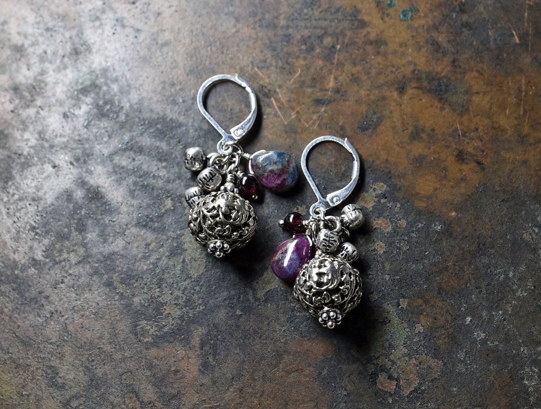 Delicate metal parts and ruby zoisite, garnet, indian Silver bell earrings - 耳环/耳夹 - 其他金属 银色