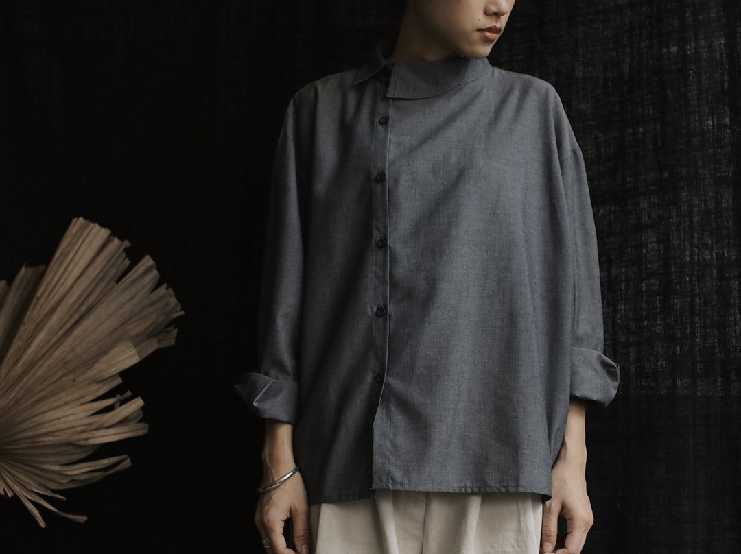 川 衣 WEAR BEING 斜边排扣衬衫 灰蓝 - 女装衬衫 - 棉 灰色