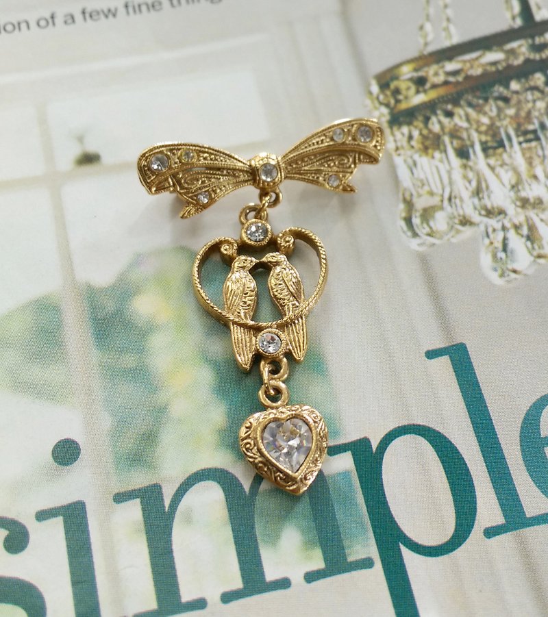 西洋古董饰品。1928  爱情鸟 蝴蝶结 垂坠  别针 - 徽章/别针 - 其他金属 金色