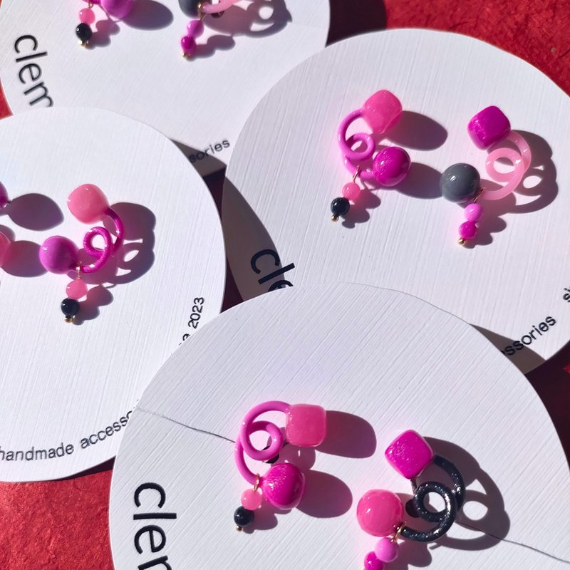 くるりんちょん 黑色粉红【耳针/耳夹】 - 耳环/耳夹 - 其他材质 多色