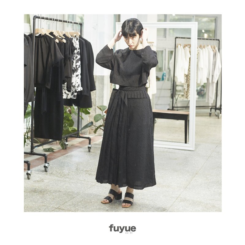 黑色透花短版上衣 - 女装上衣 - 聚酯纤维 黑色