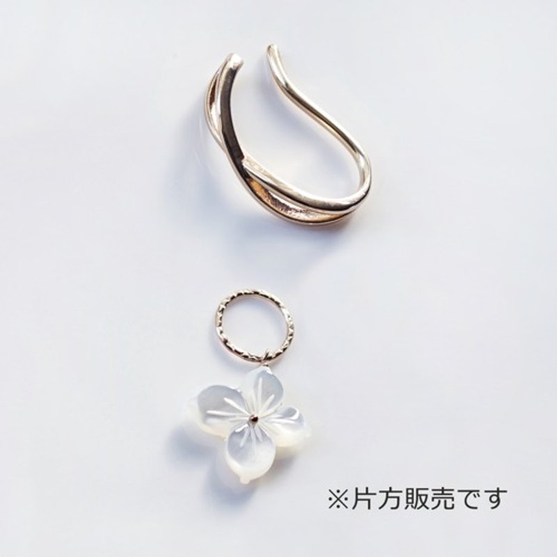 Ear cuff with flower white pearl shell charm [Ribbon type, for one ear] Anna - 耳环/耳夹 - 宝石 金色
