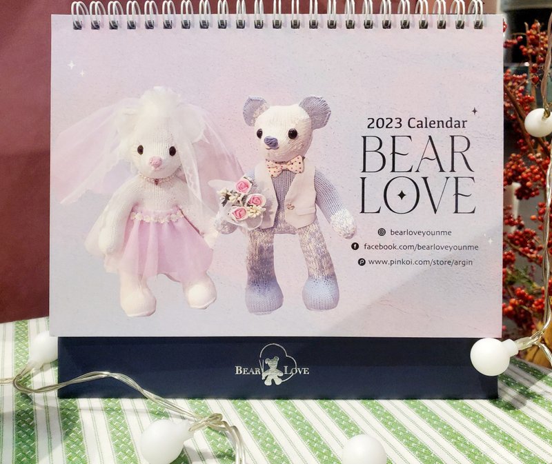 2023桌历年历三角桌历熊爱BearLove手工编织泰迪熊摄影加插画风格 - 年历/台历 - 纸 白色