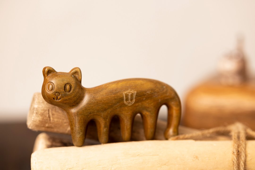 Islandoffer岛屿制作 绿檀木猫型无柄经络梳 可爱造型 (一件) - 卫浴用品 - 木头 金色