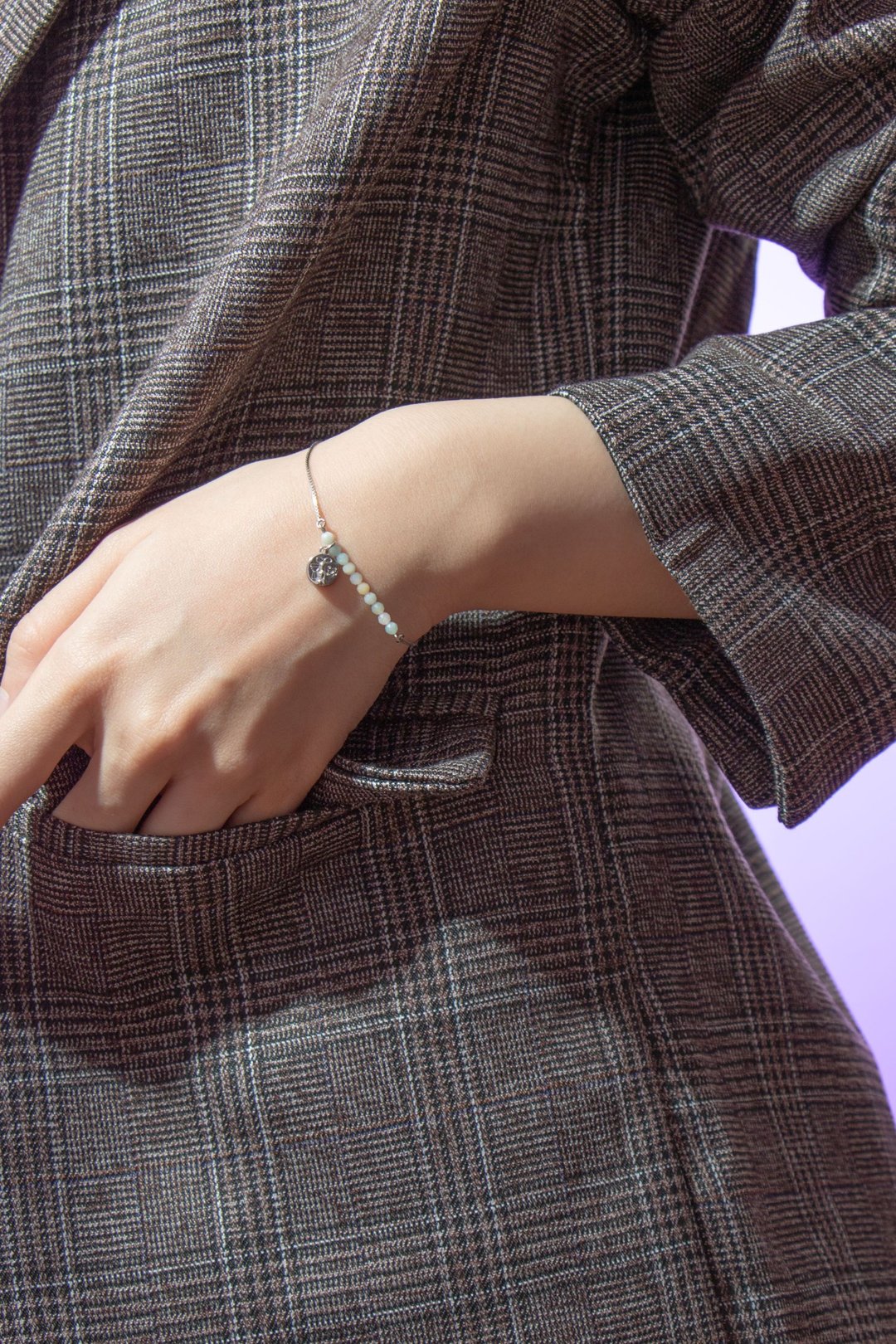 简约风格手链用真石和魔术师塔罗牌吊坠增强您的职业运气。 - 手链/手环 - 纯银 