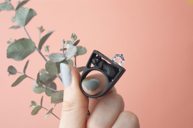 Cat secret ring black - 戒指 - 塑料 黑色
