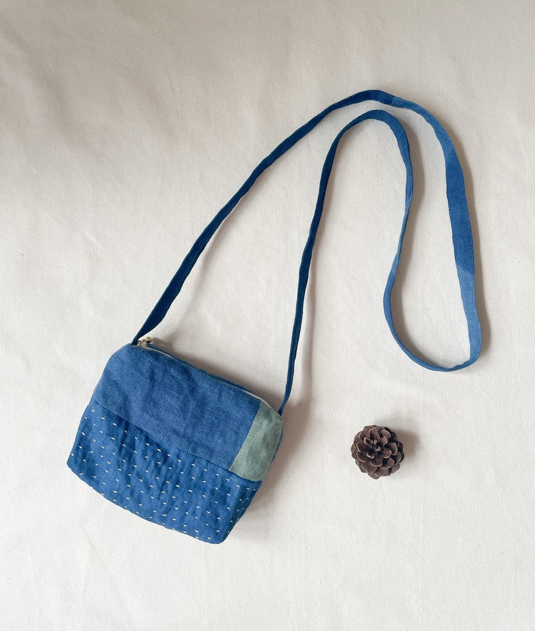 日本制 蓝染刺绣亚麻布料 雅致迷你斜背包 拉链款 升级再造品 musette Sashiko - 手提包/手提袋 - 棉 蓝色