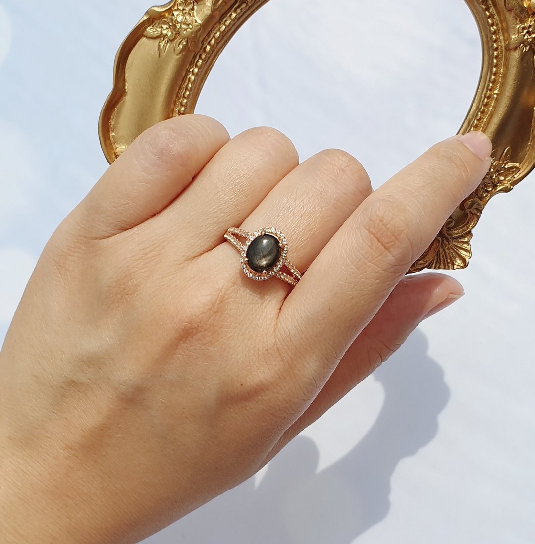 Black star sapphire ring with white topaz gemstone, 925 Silver, rose gold plated - 戒指 - 宝石 黑色