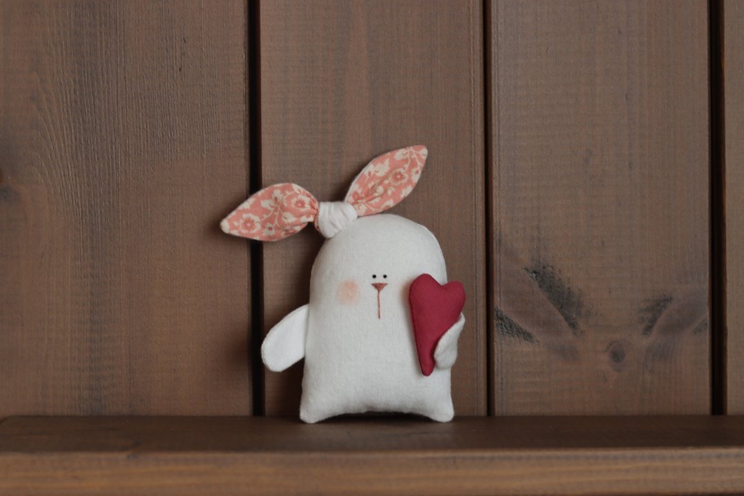 Soft white bunny with heart, Textile animal, Small toys - 玩具/玩偶 - 棉 白色
