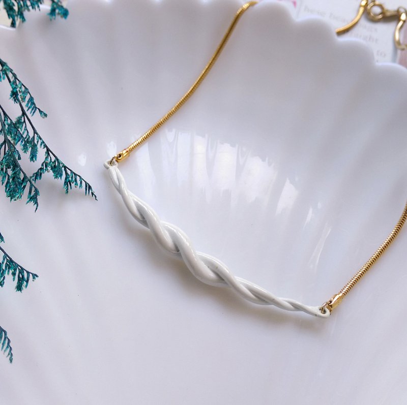 西洋古董饰品。Napier 旋扭 白珐琅 颈链 项链 - 颈链 - 其他金属 金色