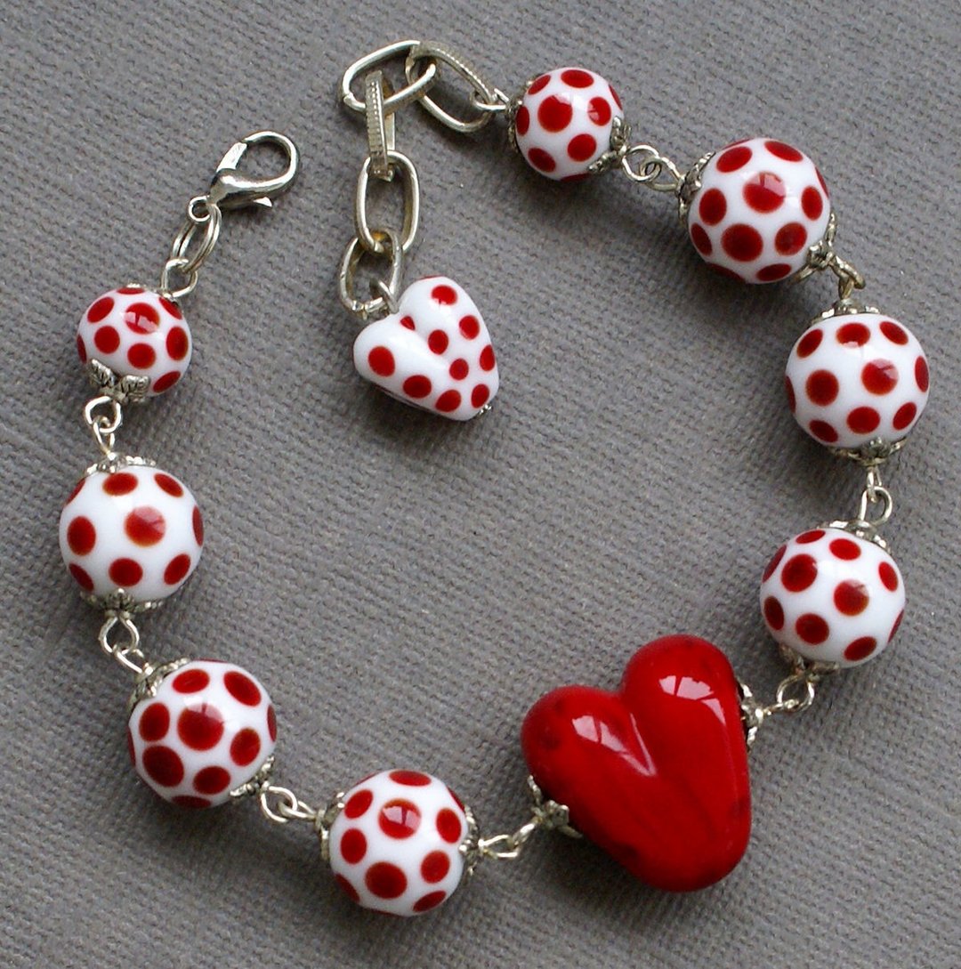 Lampwork bracelet with red heart, handmade white with red polka dot bracelet - 手链/手环 - 玻璃 