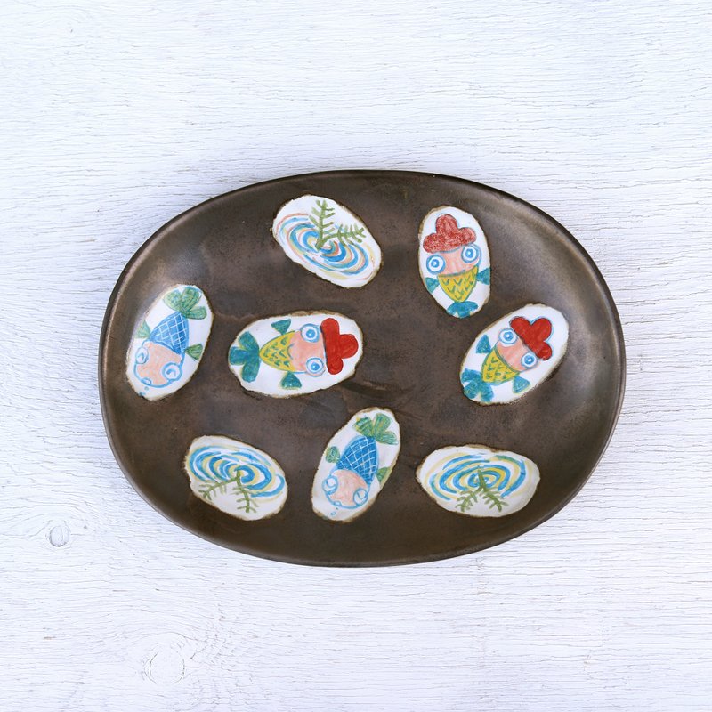 A goldfish wearing a hat and an oval plate with manganese kiln glaze - 盘子/餐盘/盘架 - 陶 黑色