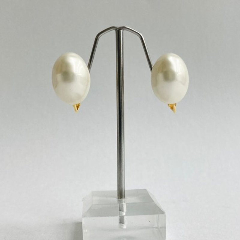 树脂巴洛克珍珠凸圆面耳夹/白/G/日本制造 - 耳环/耳夹 - 塑料 