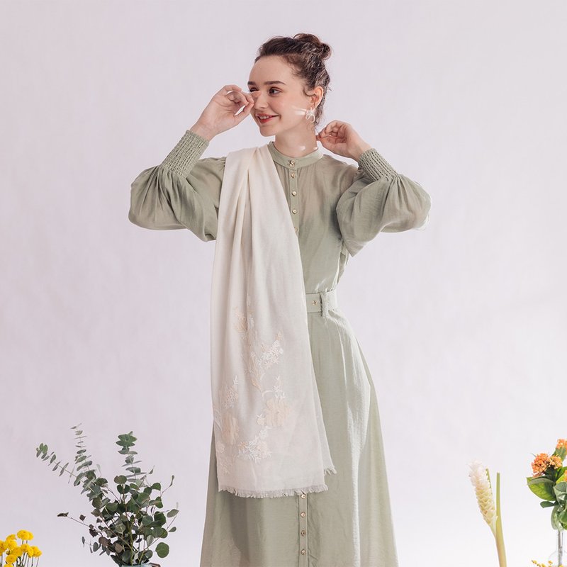 【轻奢】Aoede柔美烟花蕾丝刺绣纯羊绒Cashmere围巾-奶油白 - 围巾/披肩 - 其他材质 多色