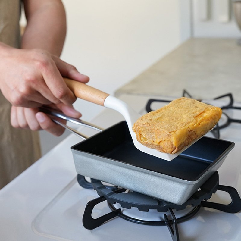 日本霜山 瓦斯炉专用不沾玉子烧锅(附耐热硅胶锅铲) - 厨房用具 - 其他金属 多色