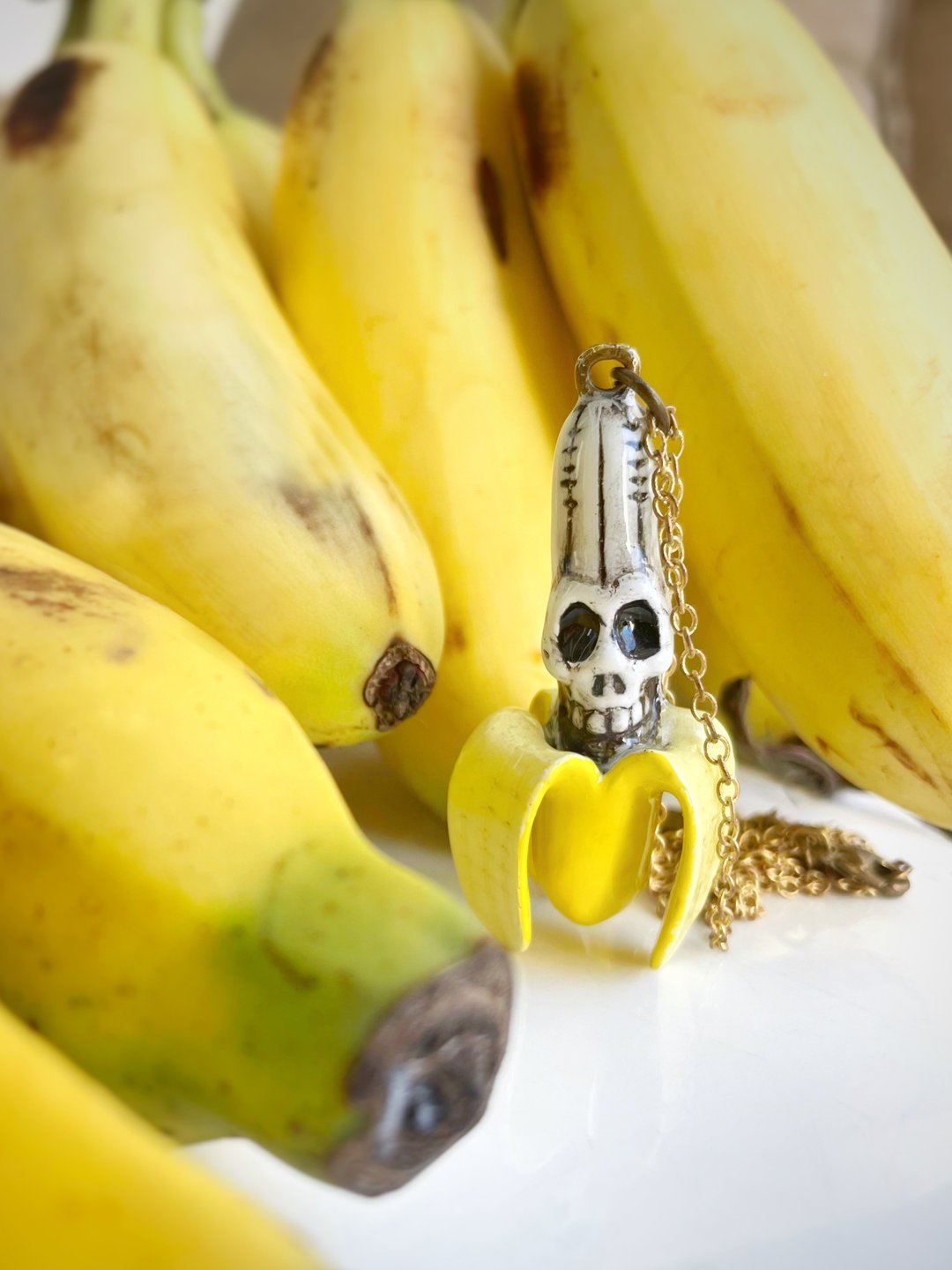Banana Skull Hand Painted Enamel Necklace. - 项链 - 其他金属 