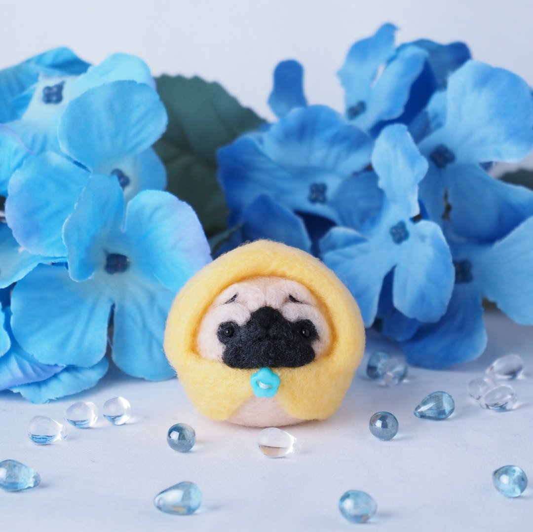 穿着雨衣的愁眉苦脸巴哥犬 (鹿犬色・黑色) 羊毛毡 - 玩偶/公仔 - 羊毛 