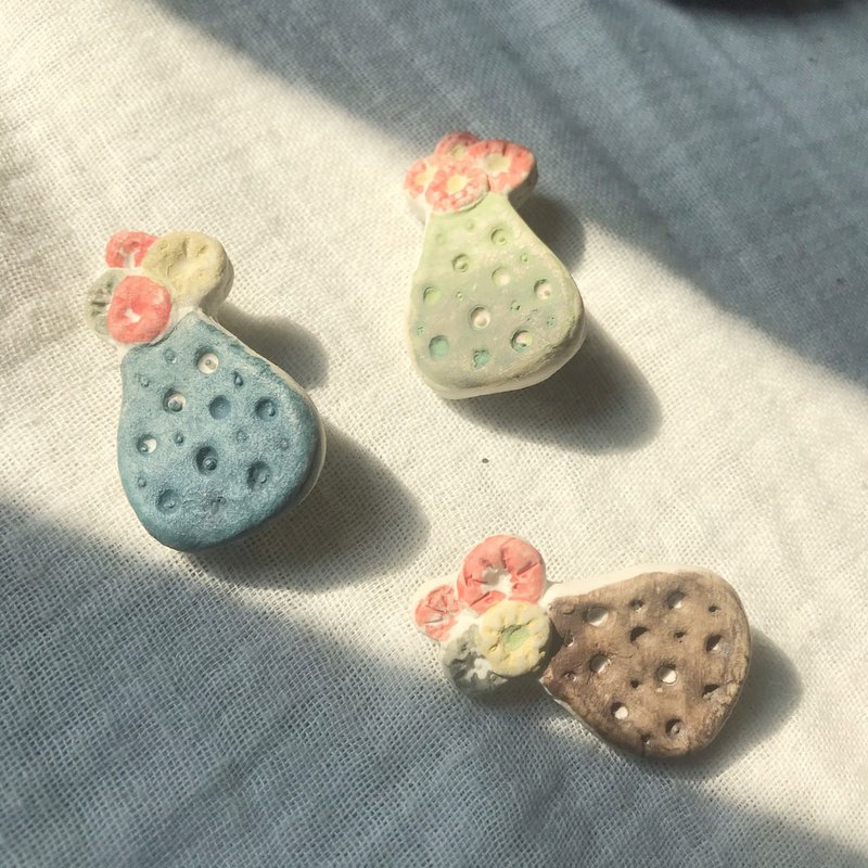 ceramic brooch  flower set (3 pieces) - 胸针 - 陶 蓝色