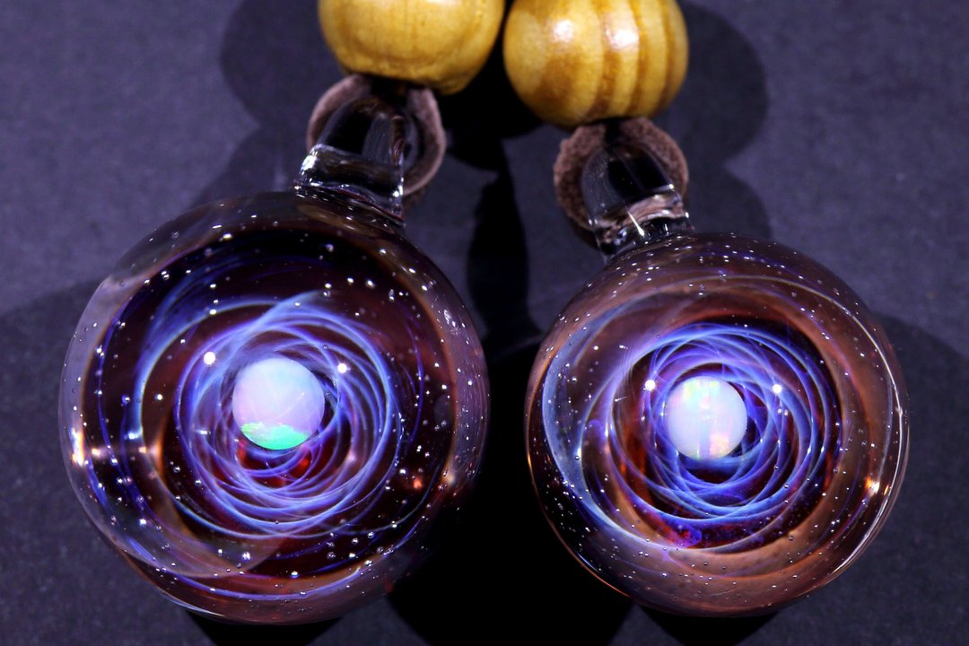 情侣款宇宙玻璃颈链吊坠20mm+23mm - 颈链 - 玻璃 紫色