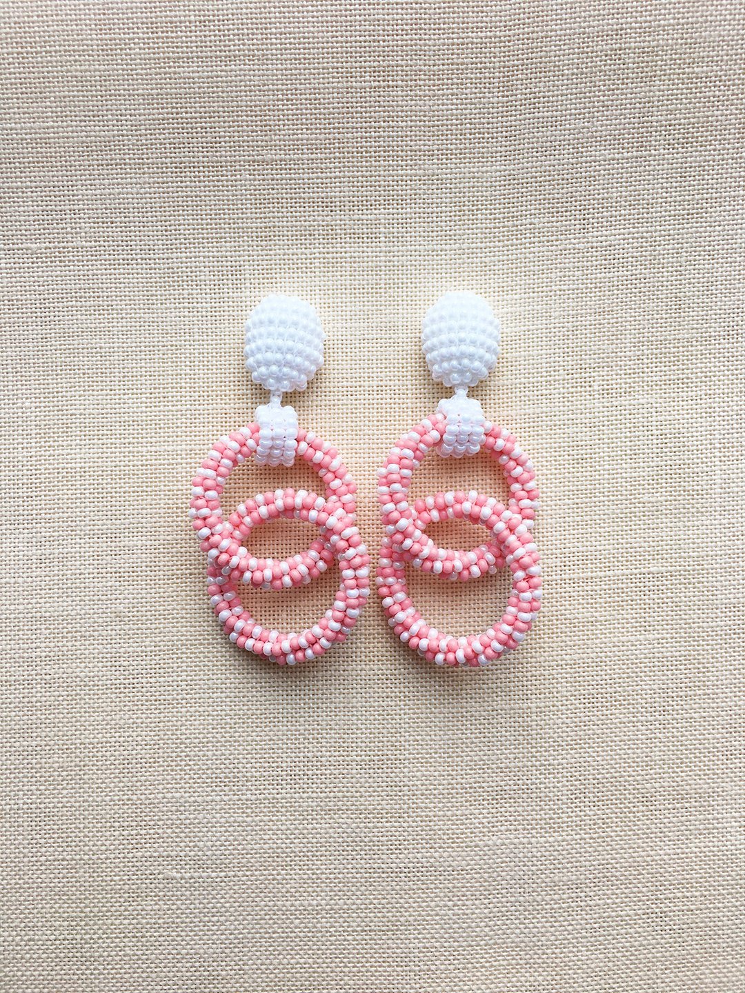 Cruise peach double hoop clip-on earrings Dangle hoop earrings Beaded earrings - 耳环/耳夹 - 玻璃 粉红色