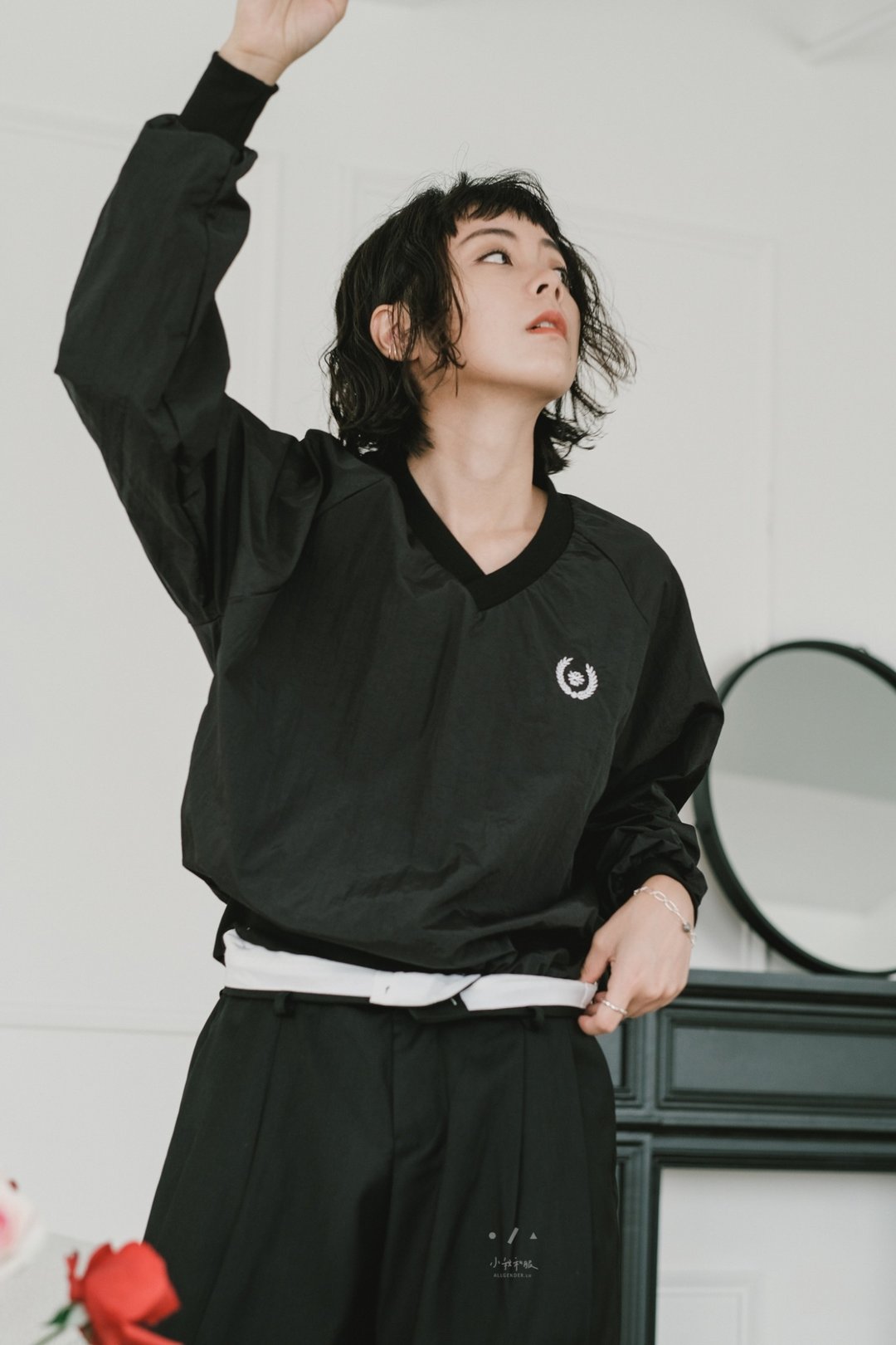 永昼V领小版上衣 轻薄长袖 - 2色 - V领黑 - 女装上衣 - 其他人造纤维 黑色