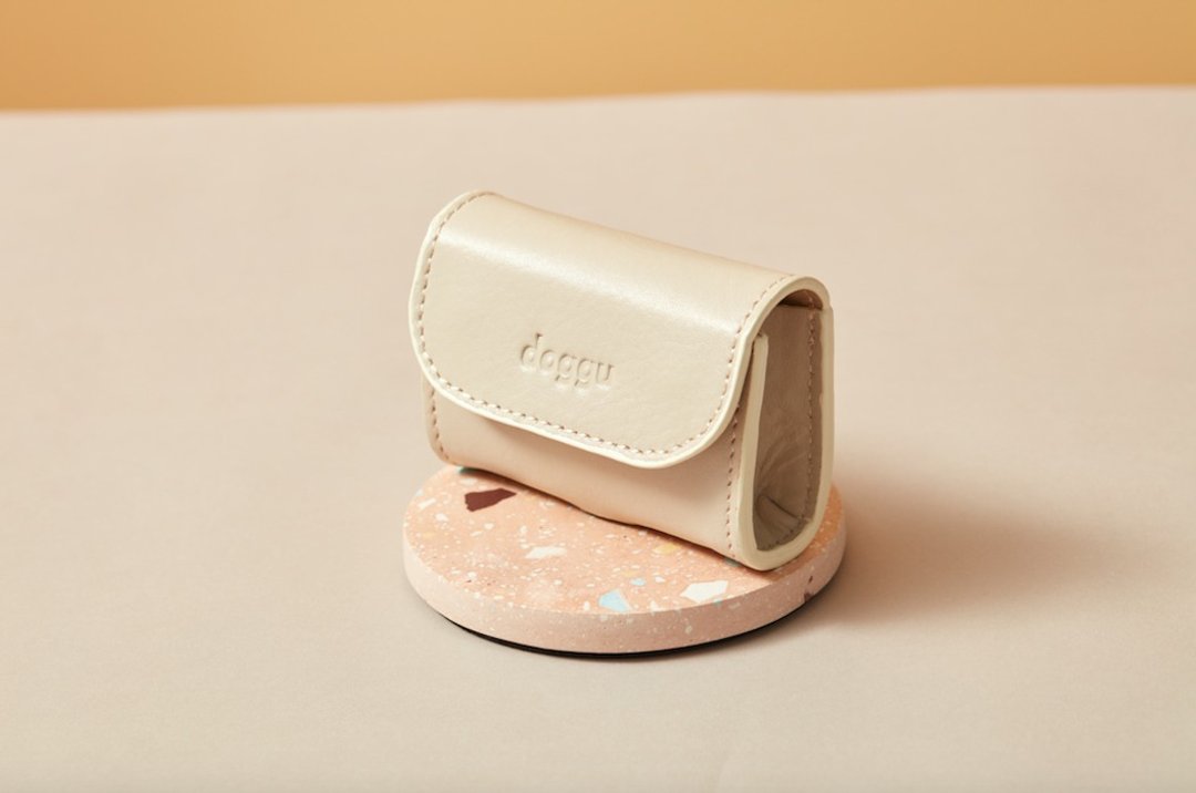Waste Bag Carrier Doggu - Beige leather - 项圈/牵绳 - 真皮 