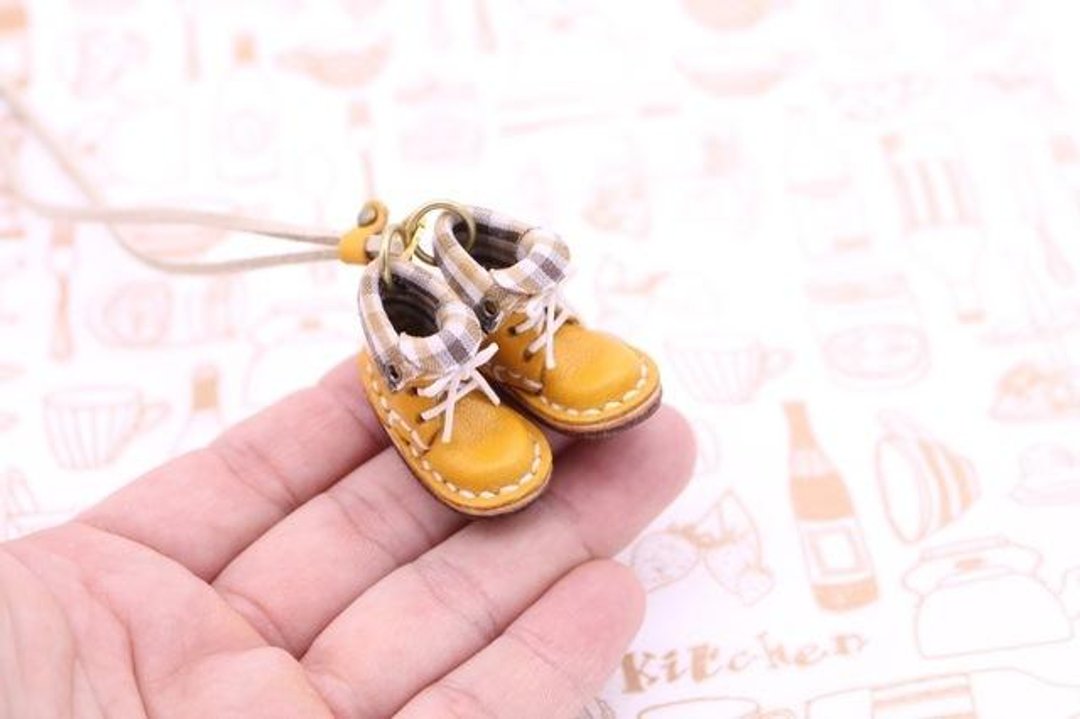Necklace with small leather boots | Mango lined - 项链 - 真皮 