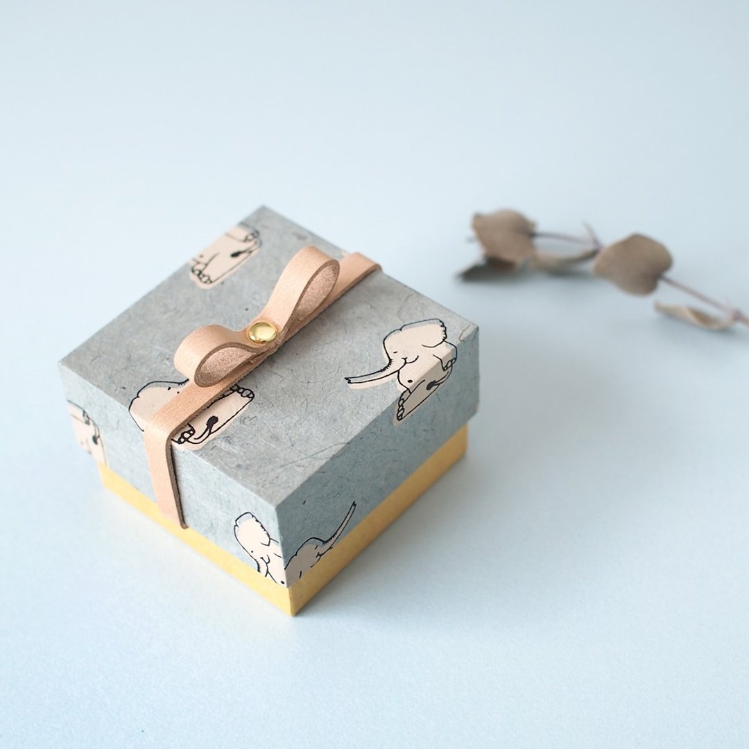 Small gift box with elephant and leather ribbon - 包装材料 - 纸 蓝色