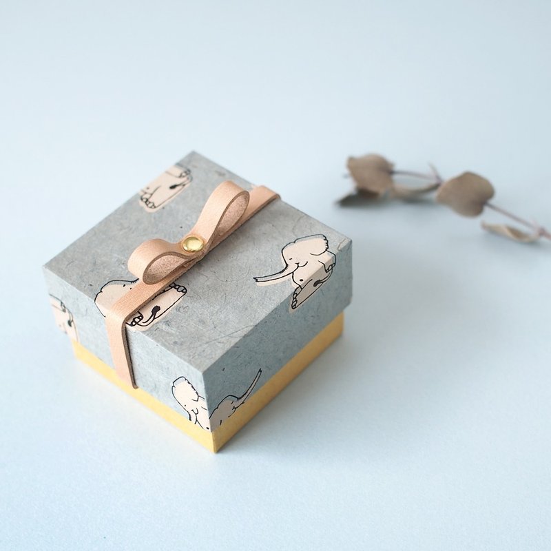 Small gift box with elephant and leather ribbon - 包装材料 - 纸 蓝色