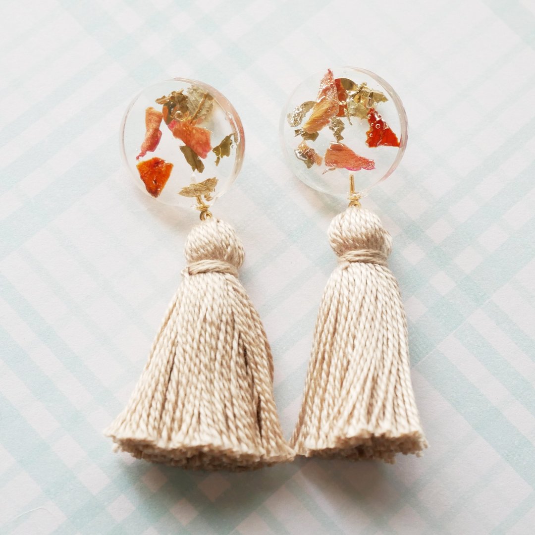 herb/tassel earrings - 耳环/耳夹 - 树脂 卡其色