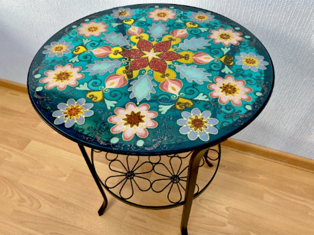 Small round coffee table Bohemian decor. End table with stained glass painting - 餐桌/书桌 - 玻璃 多色