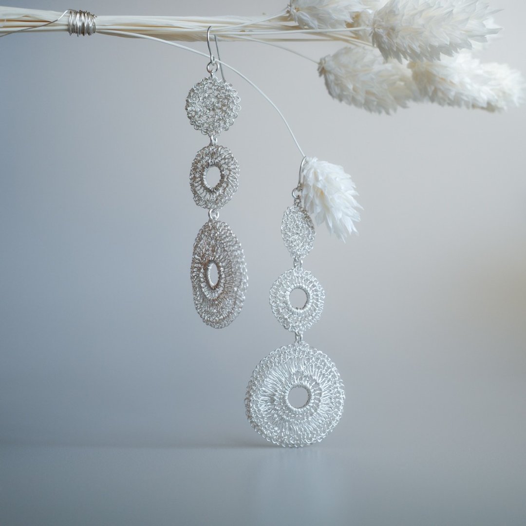 Trinity Lace Circles 耳饰 – 金属钩织 – 银色款　无负担的轻 - 耳环/耳夹 - 铜/黄铜 银色
